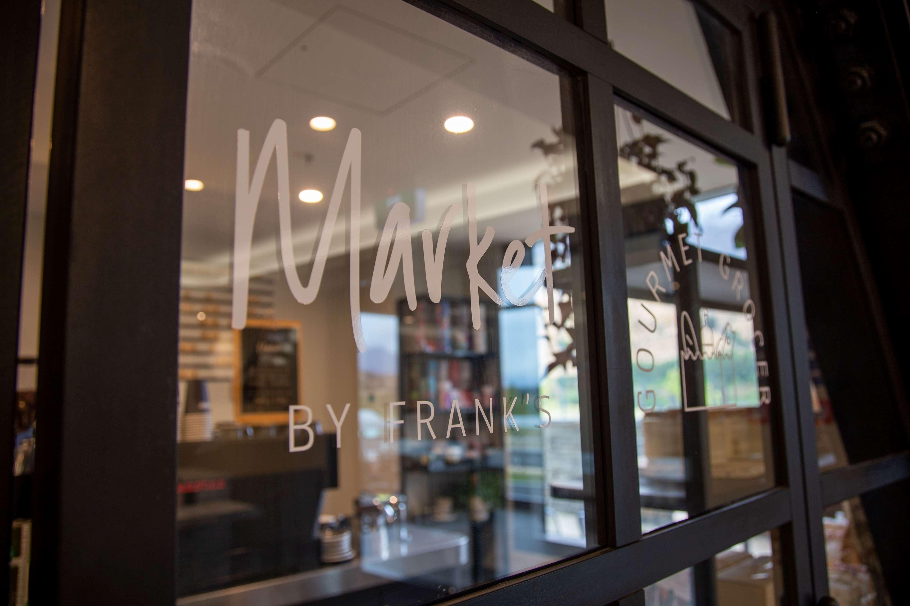 Hotel La Quinta By Wyndham Remarkables Park 4*